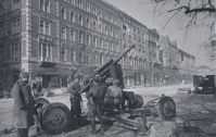 Будапешт - Советские зенитчики ведут огонь по самолетам противника на одной из улиц Будапешта