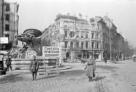 Будапешт - Советский боец-регулировщик регулирует движение транспорта на одной из улиц Будапешта