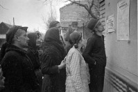 Будапешт - Жители освобожденного от гитлеровцев Будапешта читают приказ, вывешенный на стене одного из домов