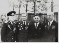 Солдаты и офицеры Советской армии - Александр с фронтовыми товарищами.