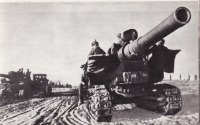 Солдаты и офицеры Советской армии - Советская артиллерия большей мощности меняет огневые позиции в ходе наступления на бобруйском направлении.
