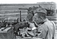 Солдаты и офицеры Советской армии - Стрельба из пулемёта ДШК на СУ-152