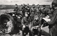 Солдаты и офицеры Советской армии - Партсобрание на батарее