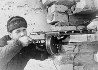 Солдаты и офицеры Советской армии - Неизвестный советский автоматчик с ППШ-41 во время боёв за Сталинград.