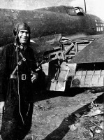 Солдаты и офицеры Советской армии - Капитан И.Е.Корзунов у поврежденного самолета.