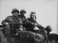 Солдаты и офицеры Советской армии - Трое советских солдат-гвардейцев, вооруженных ППШ, на мотоцикле.