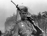 Солдаты и офицеры Советской армии - Старшина с ручным пулеметом ДП у рейхстага