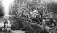Солдаты и офицеры Советской армии - Советские солдаты и офицеры на башне трофейного немецкого танка 