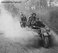 Солдаты и офицеры Советской армии - Советские военнослужащие на трофейном немецком полугусеничном мотоцикле Kettenkrad SdKfz2