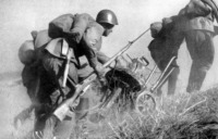 Солдаты и офицеры Советской армии - Советские пулеметчики с пулеметом «Максима» образца 1910 года меняют позицию под Сталинградом