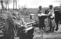 Солдаты и офицеры Советской армии - Фронтовые почтальоны получают корреспонденцию на полевой почте для раздачи бойцам на передовой
