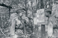 Солдаты и офицеры Советской армии - Гвардии минометчики читают заметки Боевого листка