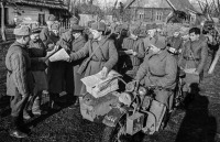 Солдаты и офицеры Советской армии - Красноармейцы получают свежие газеты на сельской улице