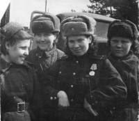 Солдаты и офицеры Советской армии - Награждённая медалью 