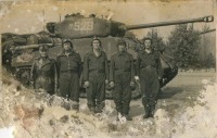 Солдаты и офицеры Советской армии - Экипаж машины боевой M4A2(76)W. Весна 1945.