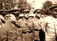 Солдаты и офицеры Советской армии - Лев  Мехлис и Никита Хрущев в  Бессарабии – 1940