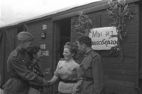 Солдаты и офицеры Советской армии - Участники штурма Кенигсберга перед отправкой домой