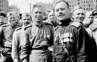 Солдаты и офицеры Советской армии - Демобилизованные воины, прибывшие в Ленинград с одним из первых эшелонов