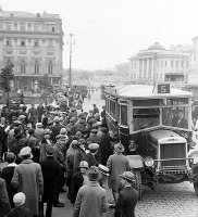 Автобусы - Анлийский праворульный «Лейланд» на Площади Свердлова, середина 1920-х годов – первый московский автобус.