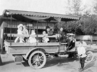 Автобусы - Автобус «Даймлер» в Останкино, 1907 год.