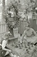 Кишинёв - Группа школьниц ухаживают за могилой советского бойца сержанта Минкина А.Н.