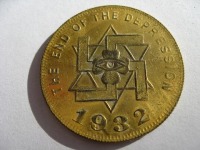 Старинные деньги (бумажные, монеты) - Выпущенный в 1932 году в США памятный знак в честь окончания Великой депрессии.