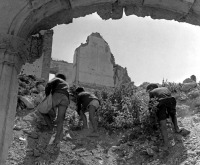 Италия - Италия, Монте-Кассино, 1948 год - Мальчишки, промышляющие поиском боеприпасов и каких-либо ценностей посреди развалин