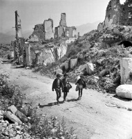 Италия - Италия, Монте-Кассино, 1948 год - Мальчишки, бредущие посреди развалин