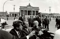 Ретро знаменитости - Брандт сопровождал Дж. Кеннеди во время его официального визита в Берлин.