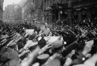 Ретро знаменитости - Люди приветствуют Адольфа Гитлера, который едет в кортеже по улицам Мюнхена, Германия,
