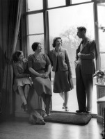 Ретро знаменитости - Король Георг VI с женой и дочерьми.Виндзор, 11 апреля 1942 года