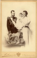 Ретро знаменитости - Император Николай II и императрица Александра Фёдоровна с дочерью Ольгой. 1896.