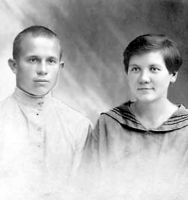 Ретро знаменитости - Юный Никита Сергеевич Хрущев со своей первой женой  Ефросиньей Ивановной Писаревой, умершей в 1920 году