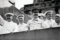 Ретро знаменитости - На трибуне Мавзолея, сзади слева от  И.В. Сталина - первый секретарь Московского городского комитета ВКП(б) Н.С. Хрущев 1936