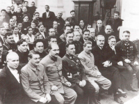Ретро знаменитости - Н.С. Хрущев (крайний слева) на одном из собраний партийного актива во главе с И.В. Сталиным 1936