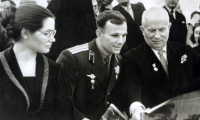 Ретро знаменитости - Юрий Гагарин с женой и Н.С. Хрущев рассматривают газету 1961