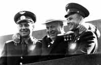 Ретро знаменитости - Космонавты Герман Титов и Юрий Гагарин на  трибуне Мавзолея с Н.С. Хрущевым 1961