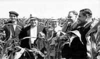 Ретро знаменитости - Н.С. Хрущев инспектирует сельское хозяйство 1959