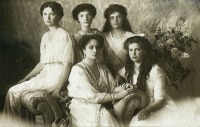 Ретро знаменитости - Императрица Александра Фёдоровна с дочерьми. 1913.