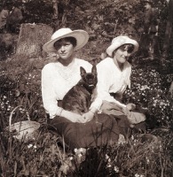 Ретро знаменитости - Великие княжны Татьяна и Анастасия с собачкой Ортино. Царскосельский парк, весна 1917 года.