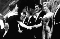  - Мэрилин Монро встречает королеву Елизавету II, 1956.