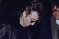 Ретро знаменитости - Джон Леннон дает автограф рядом со своим убийцей Марком Чапменом за несколько часов до своей смерти.