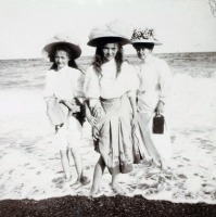 Ретро знаменитости - Великие княжны Татьяна и Ольга Романовы на пляже