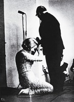 Ретро знаменитости - Марлен Дитрих на коленях перед К.Г.Паустовским.