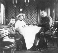 Ретро знаменитости - НиколайII с супругой и наследником в вагоне императорского поезда.