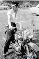 Ретро знаменитости - Элвис Пресли на мотоцикле.
