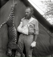 Ретро знаменитости - Карл Эйкли и напавший на него леопард,которого он убил голыми руками