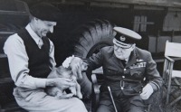 Ретро знаменитости - Генерал Бернард Монтгомери и Уинстон Черчилль играют с собакой Монтгомери по кличке «Роммель», 1944