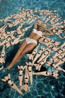 Ретро знаменитости - Американская актриса Джейн Мэнсфилд в бассейне с куклами