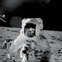 Ретро знаменитости - Американский астронавт Алан Бин на Луне берет пробу грунта.20 ноября 1969 г.